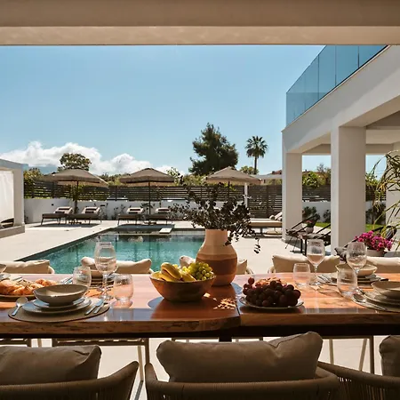 别墅 Nosel Villa, A Design Retreat With Iconic Pool, By Thinkvilla 扎金索斯镇