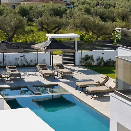 Nosel Villa, A Design Retreat With Iconic Pool, By Thinkvilla 别墅 扎金索斯镇