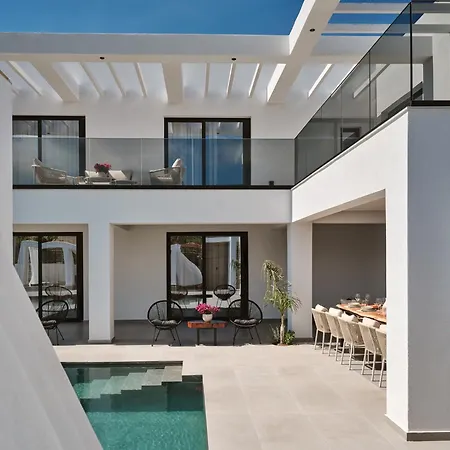 别墅 Nosel Villa, A Design Retreat With Iconic Pool, By Thinkvilla *