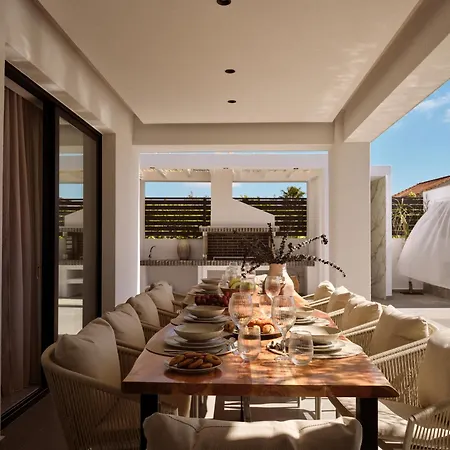 别墅 Nosel Villa, A Design Retreat With Iconic Pool, By Thinkvilla 扎金索斯镇