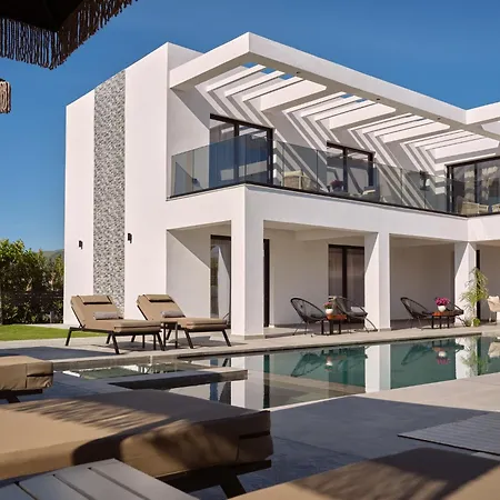 别墅 Nosel Villa, A Design Retreat With Iconic Pool, By Thinkvilla 扎金索斯镇